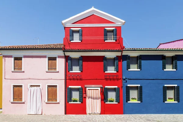 Barevné domy na ostrově Burano, Benátky — Stock fotografie