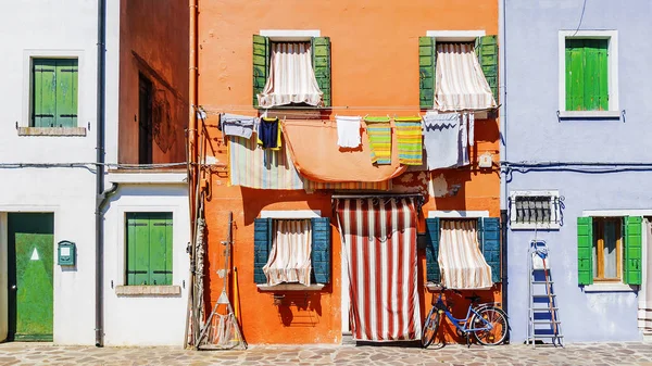 Malebné fasády domů v ostrově Burano, Benátky — Stock fotografie