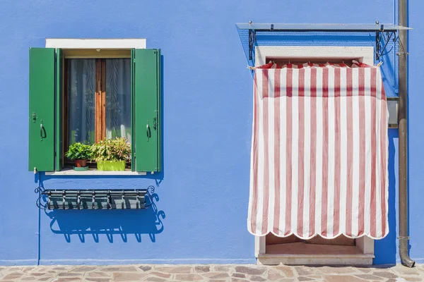 Fachadas pitorescas de casas na ilha de Burano, Veneza — Fotografia de Stock