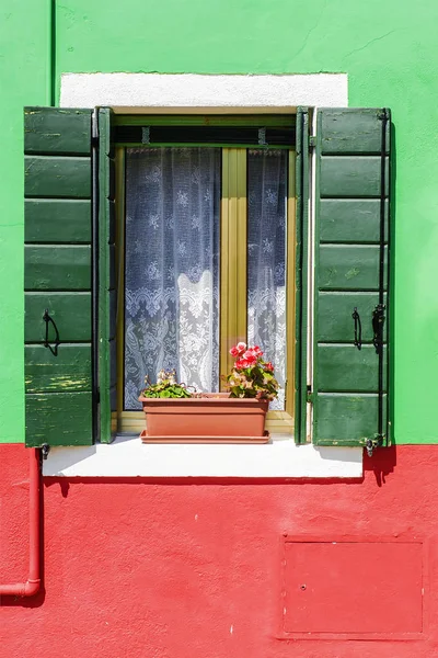 Okno na ostrově Burano, Benátky — Stock fotografie