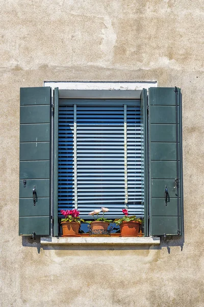 Окно на острове Бурано, Венеция — стоковое фото