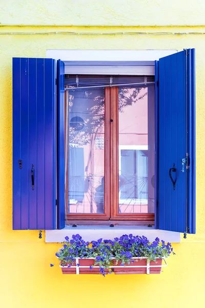 Janela na ilha de Burano, Veneza — Fotografia de Stock