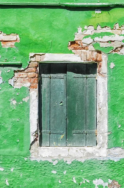 Fachada velha com uma janela na ilha de Burano, Veneza — Fotografia de Stock