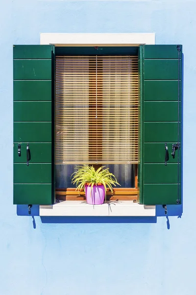 Okno na wyspie Burano, Venice — Zdjęcie stockowe