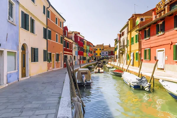 Красочные дома Остров Бурано, Венеция — стоковое фото