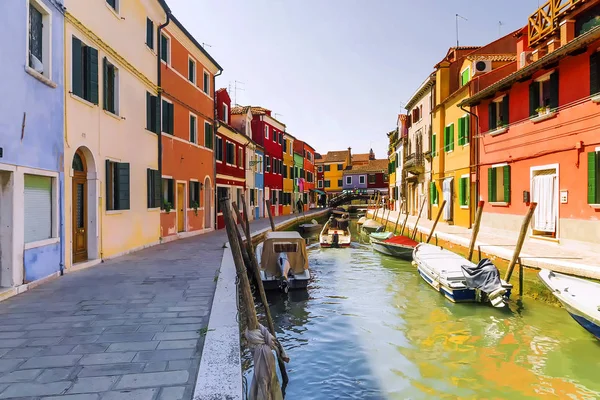 Barevné domy ostrov Burano, Benátky — Stock fotografie