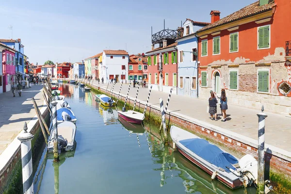 Renkli evler Burano Adası, Venedik — Stok fotoğraf