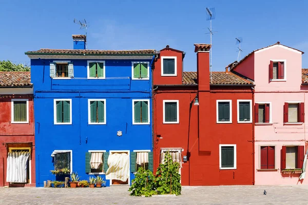Barevné domy ostrov Burano, Benátky — Stock fotografie