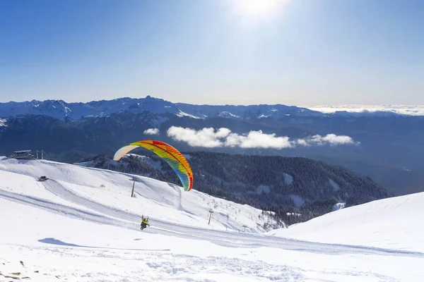 Paragliding on the background of snow-covered white mountains — Stock Photo, Image