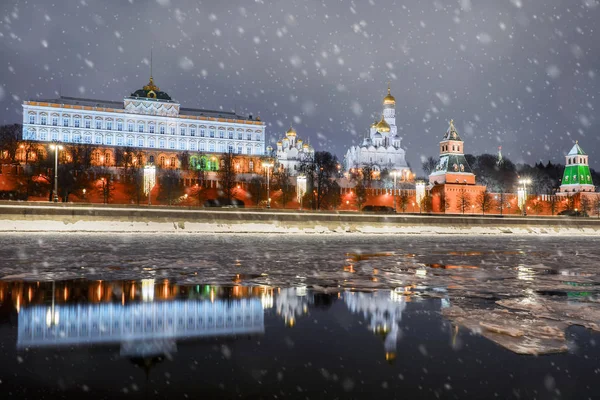 Kerstmis in Moskou. uitzicht op de Kremlin dijk en de Mosc — Stockfoto