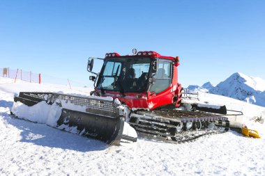 Kar küreme aracı kar kayağı merkezinde.