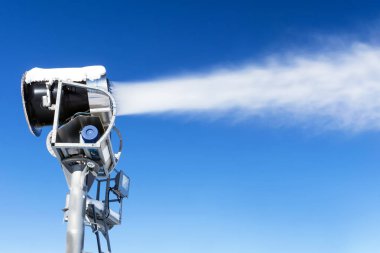 Mavi gökyüzünün arka planında kar toplarının çalışması