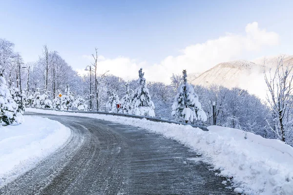 Strada tra le montagne innevate — Foto Stock