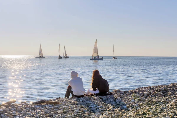 Couple amoureux sur la mer du soir — Photo