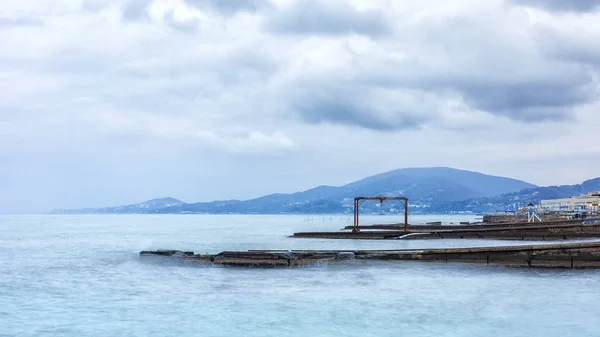 Viejo Muelle de hormigón, rompeolas en el mar . — Foto de Stock