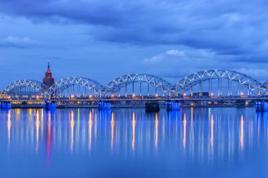 Ahırda demiryolu köprüsü. Riga, Letonya.