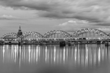 Ahırda demiryolu köprüsü. Riga, Letonya.