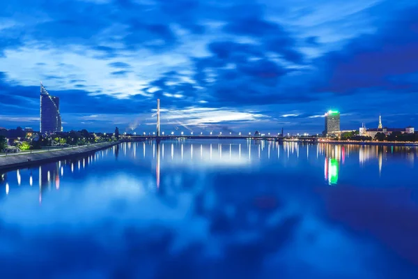 Vista para a cidade noturna de Riga, Letónia — Fotografia de Stock