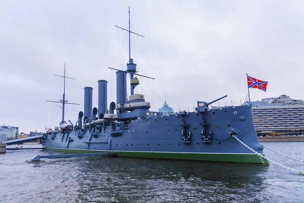 Cruiser Aurora in St. Petersburg. The inscription in Russian: Cr — Stock Photo, Image