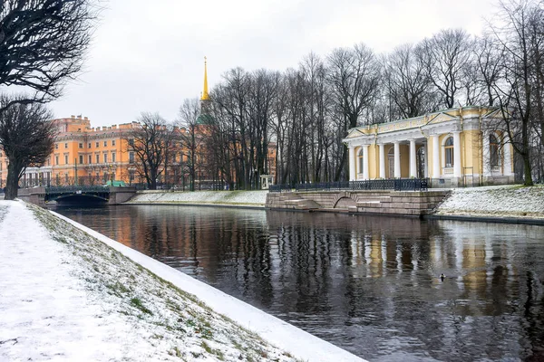 Rzeka Moika. Widok na Zamek Michajłowski w Petersburgu — Zdjęcie stockowe