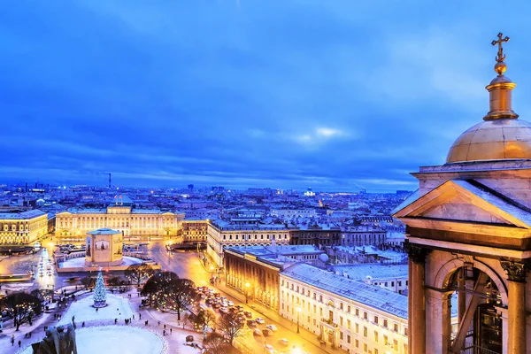 Вечерняя панорама зимнего Санкт-Петербурга — стоковое фото