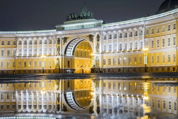 Edifício do Estado-Maior na Praça do Palácio em São Petersburgo — Fotografia de Stock