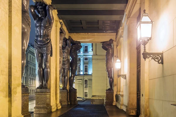 Statues of Atlants neat the Hermitage, St Petersburg, Russia — Stock Photo, Image