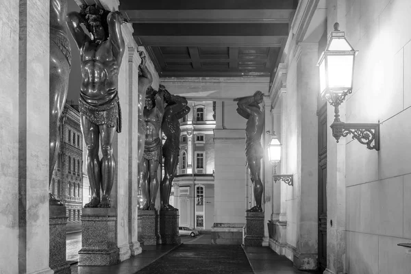 Estatuas de Atlantes aseadas en el Hermitage, San Petersburgo, Rusia — Foto de Stock