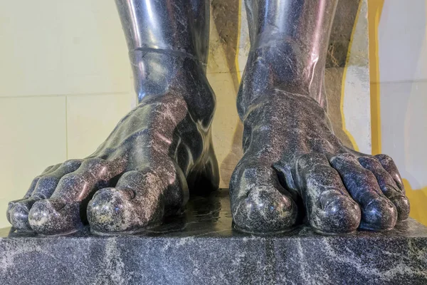 Nohy. Fragment sochy Atlanťanů v Petrohradě — Stock fotografie