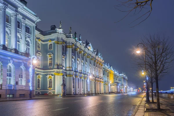 Palácio Embankment e o Palácio de Inverno em São Petersburgo — Fotografia de Stock