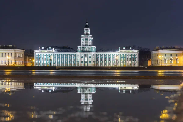Nattutsikt över Kunstkamera i Sankt Petersburg, Ryssland — Stockfoto