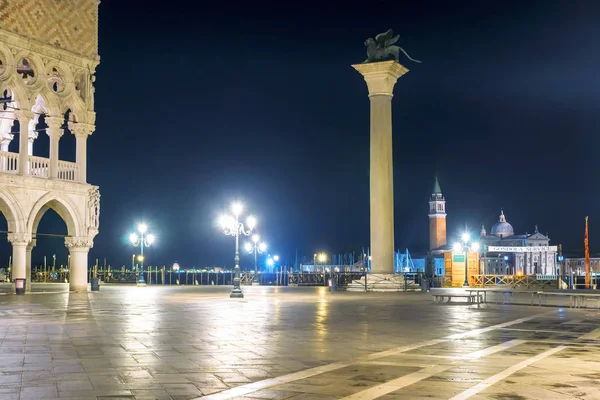 Vista nocturna de Piazza San Marco en Venecia. inscripción en italiano —  Fotos de Stock