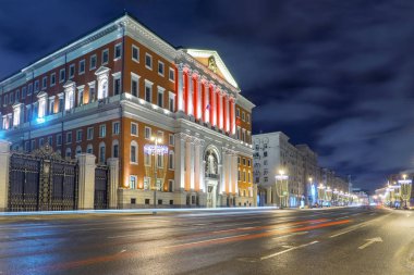 Moskova, Rusya 'daki Tverskaya Caddesi gece görüşü
