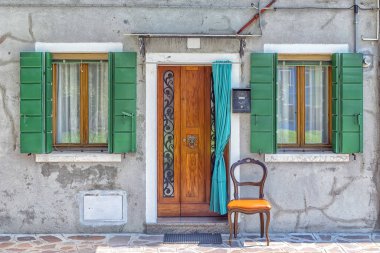 İtalya, Burano 'da perdesi olan bir evin cephesi