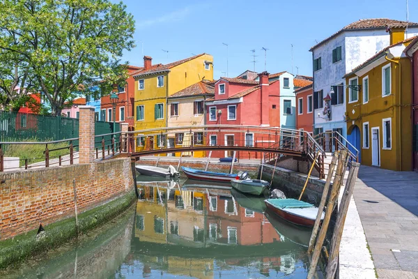 Pintorescas calles de la isla de Burano en Venecia —  Fotos de Stock