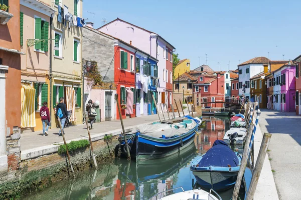 Malebné uličky ostrova Burano v Benátkách — Stock fotografie