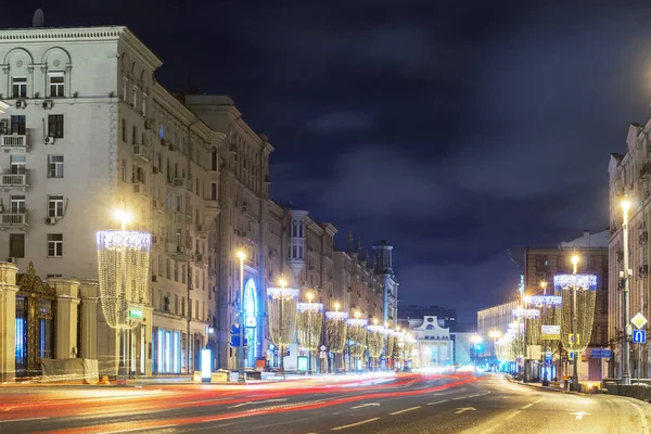 Nattutsikt över Tverskaya gatan, Ryssland — Stockfoto