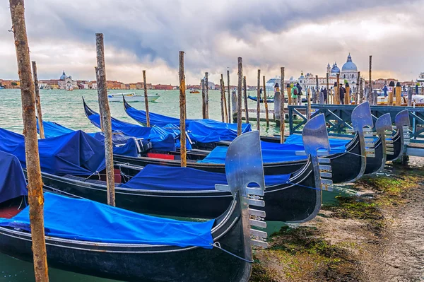 Wiersz gondole w Wenecja, Włochy — Zdjęcie stockowe