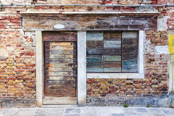 Antigua fachada de ladrillo con ventanas tapiadas . — Foto de Stock