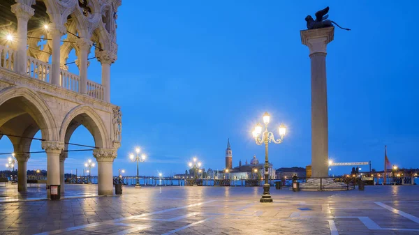 Piazza San Marco in Venetië. Italië. Inschrijving in het Italiaans: gondeldienst. — Stockfoto