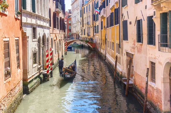 Gondola egy festői csatornán Velencében, Olaszországban — Stock Fotó