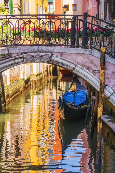 Pittoresco canale con gondola, Venezia, Italia — Foto Stock