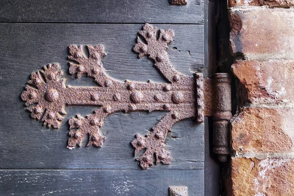 Rusty hinge of an old wooden door — Stock Photo, Image