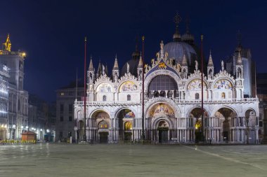  Venedik 'teki San Marco Katedrali. Gece görünümü