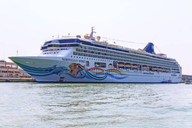 Venedik, İtalya-23 Nisan 2016: Norveç Ruh Gemisi Venedik, İtalya Limanı 'nda