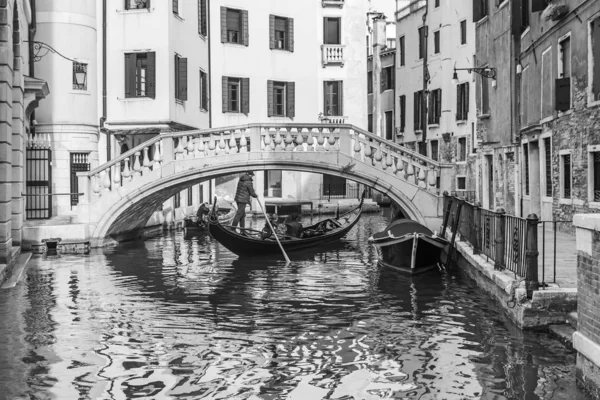 Pittoresco canale con gondola, Venezia, Italia — Foto Stock