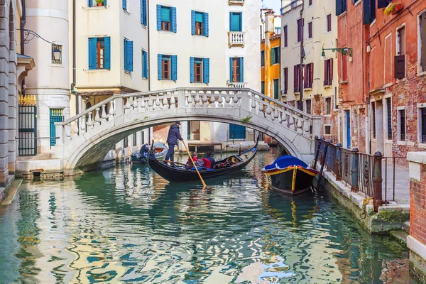 ゴンドラ付きの美しい運河,ヴェネツィア,イタリア — ストック写真
