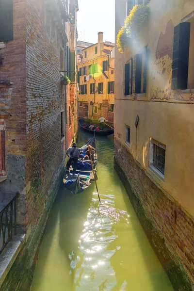 Gondola su un pittoresco canale a Venezia — Foto Stock
