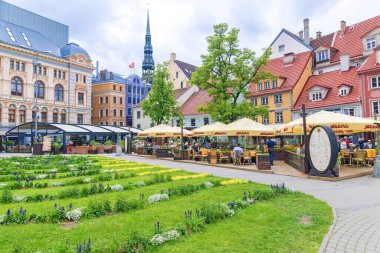Riga, Letonya-11 Haziran 2017: Livu Meydanı. Büyük bir turist iç çekişi.