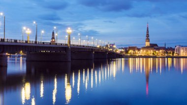 Riga, Letonya. Riga şehrinin akşam manzarası